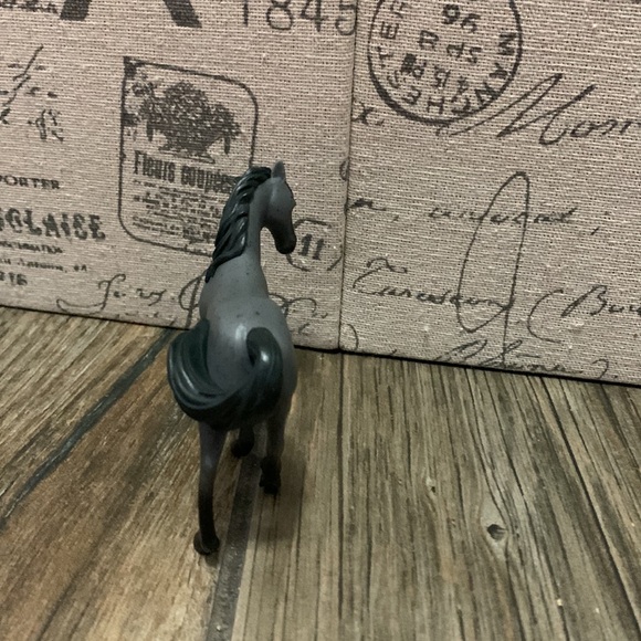 A grayish black horse from spirit with a black tail and mane - Picture 3 of 3